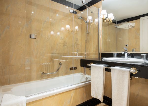 another shiny and classy bathroom